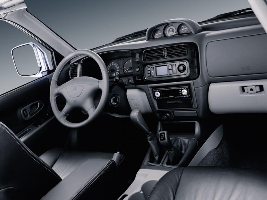  Mitsubishi Pajero Sport 2005 года  (фото 14 из 18)